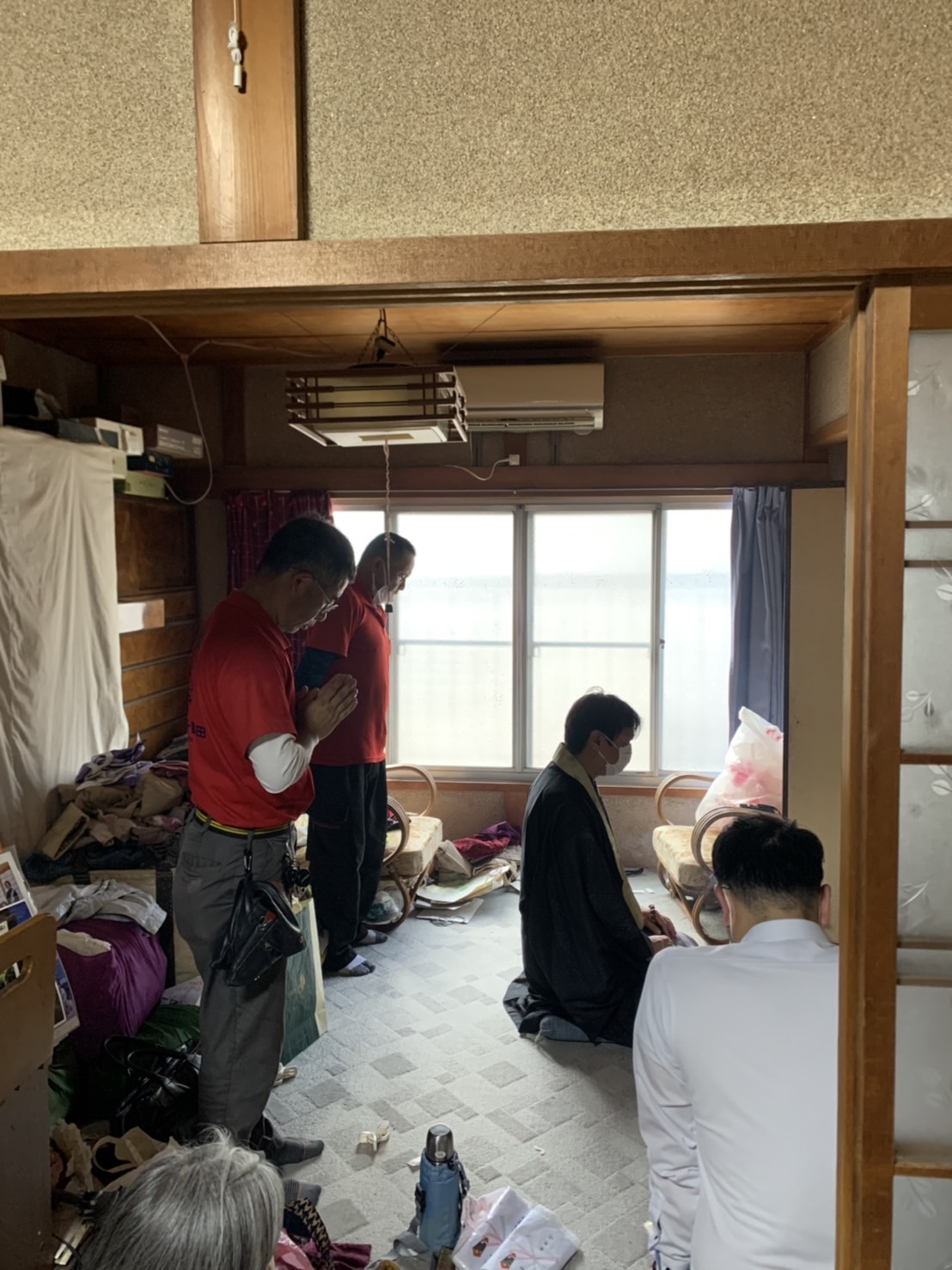 住職さんに魂抜きして頂いている所